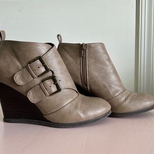 Restricted Winkie Taupe booties
